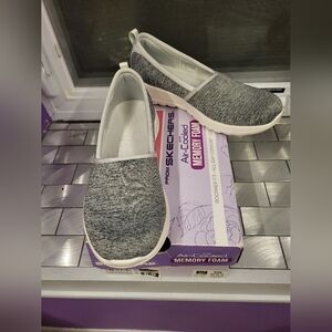 Skechers Grey slip on sneaker womens sz 6.5. Great condition